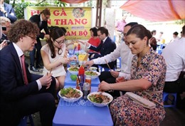 Công chúa kế vị Thụy Điển thưởng thức món bún bò tại Hà Nội