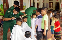Chiến sỹ biên phòng nâng bước học sinh vùng cao Pa Tần