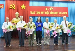 Trao tặng Huy hiệu Đảng cho 287 đảng viên cao tuổi Đảng