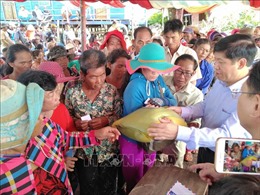 Tặng quà cho bà con gốc Việt khó khăn ở vùng Biển Hồ, Campuchia