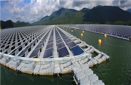 Đóng điện vận hành nhà máy điện mặt trời đầu tiên được lắp đặt trên mặt hồ