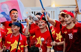 King&#39;s Cup 2019: Cổ động viên Việt Nam tiếp sức cho đội tuyển bên ngoài sân Chang Arena