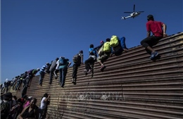 Mexico cam kết tăng cường kiểm soát di cư để tránh thuế quan của Mỹ 