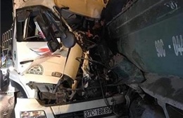 Hai xe tải đâm nhau trên cầu Thanh Trì, 2 người tử vong