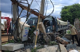 Xe tải gây tai nạn làm 2 người thương vong, khoảng 600 hộ dân mất điện