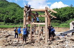 Thanh niên tình nguyện giúp dân bản Sa Ná khắc phục mưa lũ 