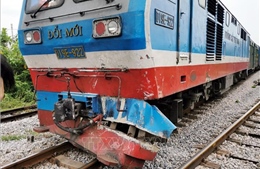 Tàu hỏa &#39;ủi&#39; văng xe tải tại Nam Định, lái xe may mắn thoát chết