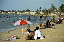 Thủ đô La Habana (Cuba) mở cửa lại bãi biển và bể bơi 
