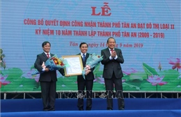 Phó Thủ tướng dự lễ Công bố quyết định TP Tân An đạt đô thị loại II