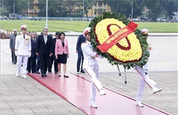  Đoàn đại biểu Đảng Cộng sản Cuba vào Lăng viếng Chủ tịch Hồ Chí Minh