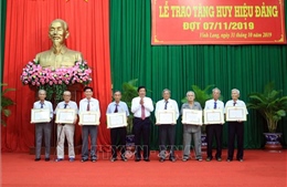 Tỉnh ủy Vĩnh Long trao huy hiệu Đảng cho 116 đảng viên