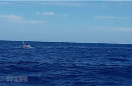 Kịp thời cứu 5 ngư dân Phú Yên gặp nạn trên biển