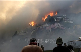 Chile nỗ lực dập tắt cháy nhà tại thành phố Valparaiso