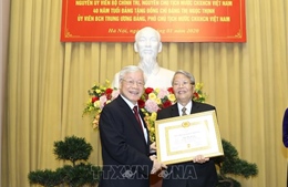 Trao Huy hiệu 60 năm tuổi Đảng tặng nguyên Chủ tịch nước Trần Đức Lương
