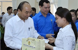 Thủ tướng trao quà Tết cho gia đình chính sách, hộ nghèo, công nhân lao động