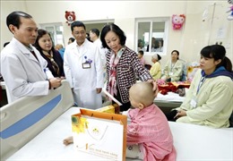 Đồng chí Trương Thị Mai thăm, tặng quà các bệnh nhân ung thư tại Bệnh viện K