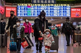 Trung Quốc khuyến khích các vùng nguy cơ thấp nối lại dịch vụ thị thực, hộ chiếu