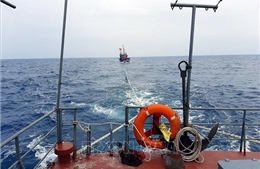 Bộ đội Biên phòng xuyên đêm cứu nạn tàu cá cùng 6 thuyền viên 