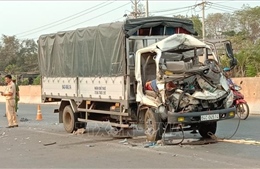 Xe tải tông máy cày khiến hai người chết, một người bị thương