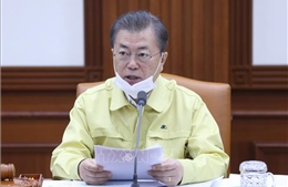 Tổng thống Moon Jae-in tự tin cởi bỏ khẩu trang tại cuộc họp