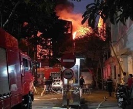 Cháy lớn ngôi nhà 3 tầng trên phố Hồ Đắc Di, Hà Nội