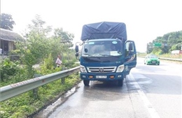 Bất chấp dịch bệnh COVID-19, nhiều phương tiện vẫn dừng đỗ bơm nước mui, ăn uống trên đường cao tốc Nội Bài – Lào Cai