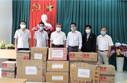 Báo Nhân Dân tặng vật tư y tế chống dịch COVID-19 trên tuyến biên giới Tây Ninh