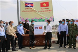 Hỗ trợ tỉnh Pray Veng (Campuchia) vật tư y tế phòng, chống dịch COVID-19