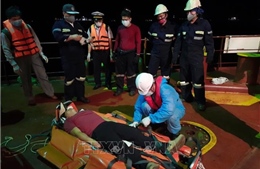 Cứu nạn thuyền viên Philippines bất tỉnh trên biển