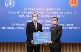 Trao tượng trưng khoản đóng góp của Việt Nam ủng hộ Quỹ ứng phó với COVID-19 của WHO