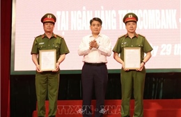 Bí thư Thành ủy Hà Nội biểu dương các chiến sĩ phá vụ án cướp ngân hàng tại Sóc Sơn