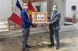 Việt Nam tặng khẩu trang y tế cho các hội đoàn và bạn bè Pháp