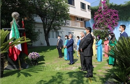 Đại sứ quán Việt Nam tại Mexico dâng hoa tại tượng Chủ tịch Hồ Chí Minh