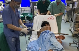 Thanh Hóa: Phẫu thuật thành công bệnh nhân bị xà beng đâm xuyên người
