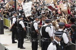 Cảnh sát Anh đụng độ với hàng nghìn người biểu tình chống phân biệt chủng tộc