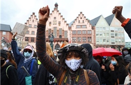 Hàng vạn người xuống đường biểu tình chống phân biệt chủng tộc tại Đức