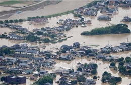 Lực lượng cứu hộ Nhật Bản nỗ lực tiếp cận hàng nghìn hộ gia đình mắc kẹt do lũ lụt