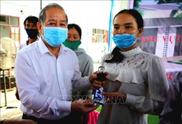 Bàn giao 25 nhà cho hộ nghèo thuộc dự án di dân khu vực I kinh thành Huế