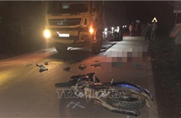 Xe tải va chạm với xe máy, hai người tử vong