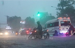 Ảnh hưởng bão số 5, nhiều tuyến đường, khu dân cư bị ngập nặng trong nước