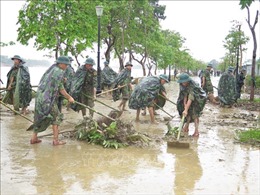 Lực lượng vũ trang hỗ trợ người dân Thừa Thiên - Huế khắc phục hậu quả lũ lụt
