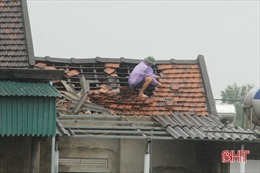 Hà Tĩnh: Lốc xoáy làm hàng chục nhà dân bị tốc mái