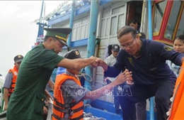 Đưa 11 ngư dân tàu cá Bình Định BĐ 98658 TS về đất liền an toàn