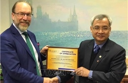 Đại sứ Nguyễn Anh Tuấn nhận bằng khen của Chủ tịch Phòng Thương mại và Công nghiệp Ukraine