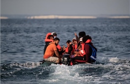 Cứu 45 người di cư gặp nạn ở eo biển Manche