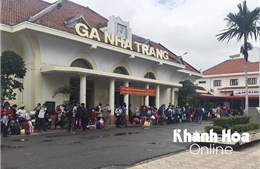 Hỗ trợ chuyển tải hành khách đi tàu tại ga Nha Trang qua khu vực ngập lụt