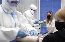 Người dân làm việc trong ngành dịch vụ ở Moskva (Nga) buộc phải tiêm vaccine 