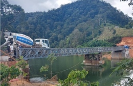 Kon Tum hoàn thành lắp đặt cầu thép nối đường vào xã Đăk Pne