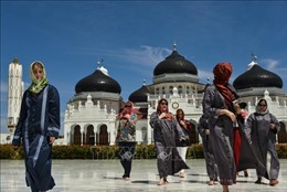 Indonesia cấm các trường bắt buộc học sinh mang khăn trùm đầu của người Hồi giáo
