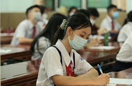 Học sinh lớp 9, lớp 12 ở TP Hồ Chí Minh trở lại trường